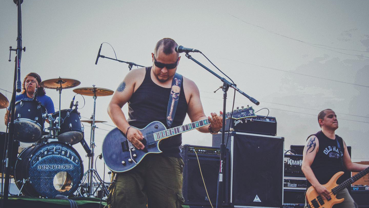 RAÍCES NAPALM. Bryan (batería), Edwin (voz y guitarras) y Ricardo Arellano (bajo).