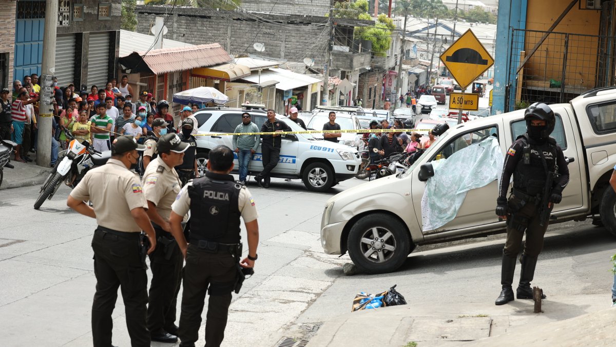 Guayaquil. La camioneta Chevrolet que conducía la víctima aparece estacionada a escasos metros de su casa.