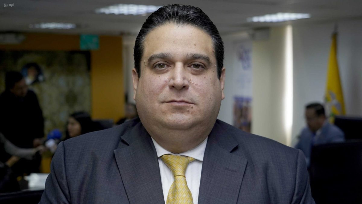 Larrea se ha desempeñado como abogado en el sector público y privado. También, es profesor universitario.