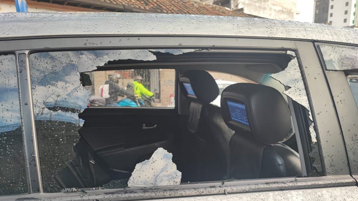 El abogado Jesús López denunció que unos hombres en moto rompieron uno de los vidrios de su vehículo.