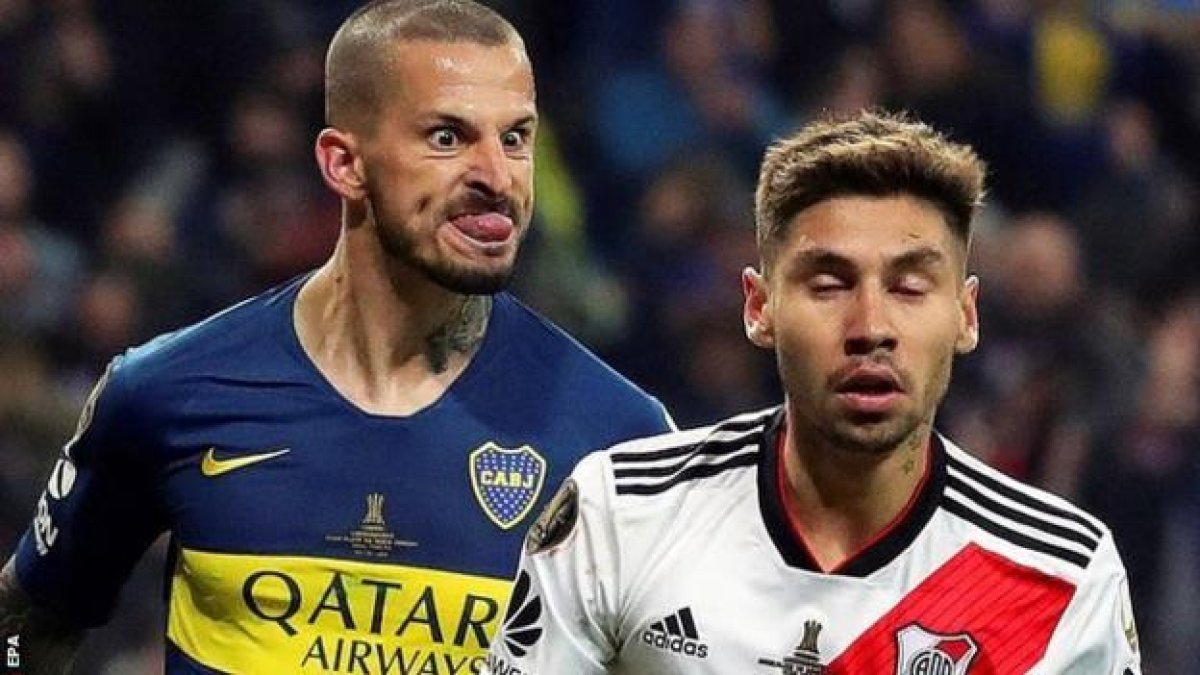 El delantero de Boca, 'Pipa' Benedetto (i) festeja un gol sacándole la lengua al defensor de River Plate, Gonzalo Montiel.