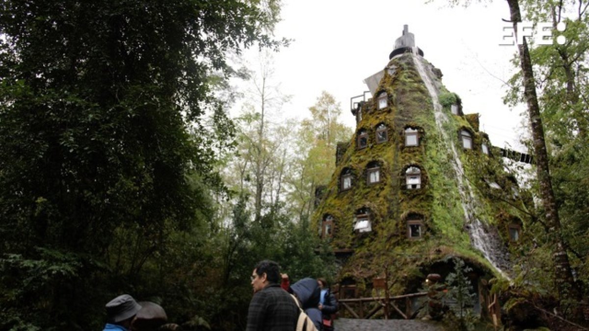 Fotografía del 5 de octubre de 2022, del Hotel Huilo Huilo Montaña Mágica en la Reserva Biológica de Huilo Huilo (Chile).