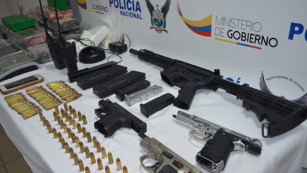 El fusil Colt junto con las otras armas y otras evidencias fueron ingresadas al centro de acopio de PJ y Antinarcóticos.