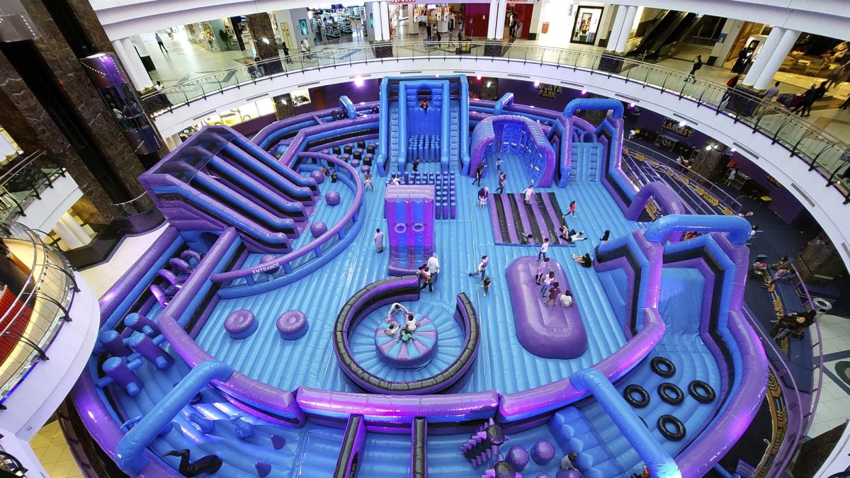 Otro lugar de interés que ahora ocupa el lugar de la antigua pista de patinaje sobre hielo en el Centro Comercial City Center. El parque inflable recién inaugurado es único en su tipo y perfecto para entretener a los niños.