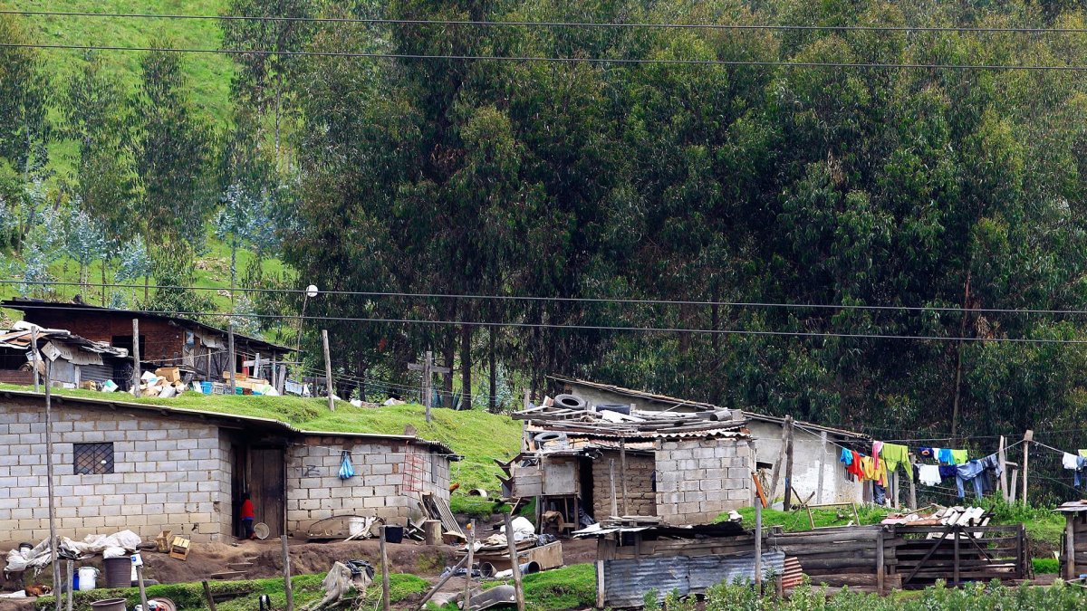 Vista de unas viviendas las afueras de Quito (Ecuador), en una fotografía de archivo.