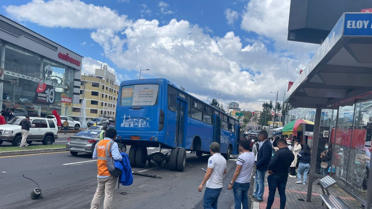 Sorpresa. El desprendimiento de la carrocería del autobús dejó conmocionado a más de uno de los transeúntes de la zona.