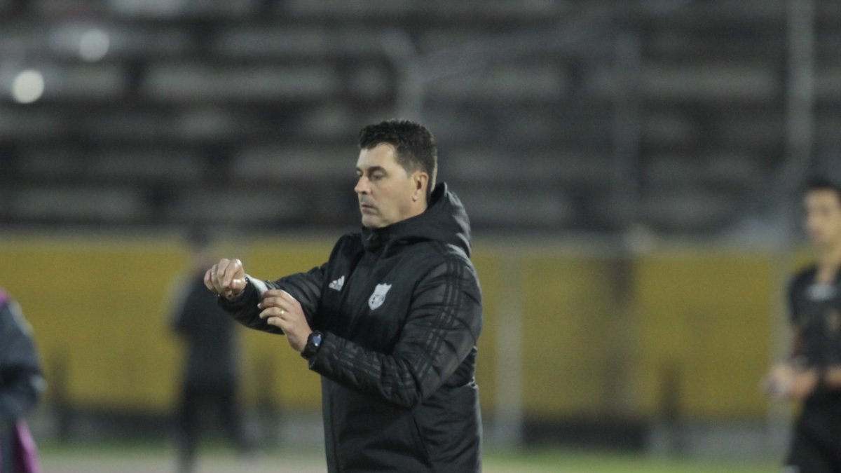 El español Ismael Rescalvo tiene un año más de contrato con Emelec.