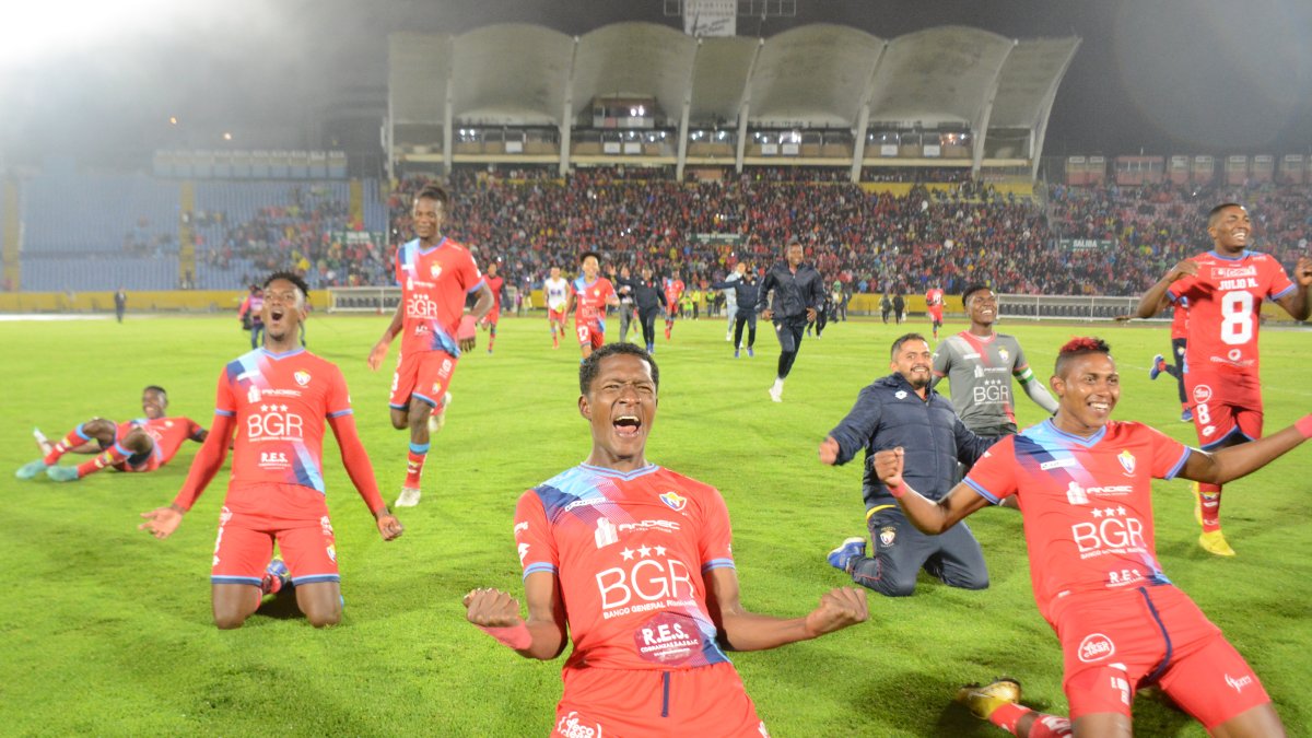 Los jugadores de El Nacional y su felicidad tras conseguir el regreso a la Serie A.