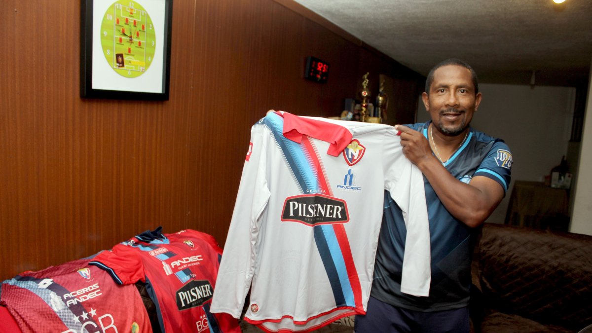 Edmundo Méndez muestra parte de la colección de camisetas que conserva en su casa.