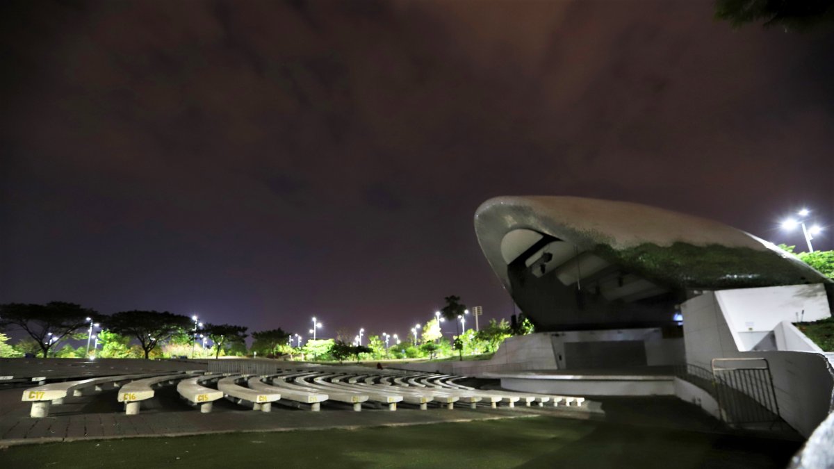 Samanes. En la concha acústica hay muy poca iluminación y algunas áreas están en mal estado. Hay muchas quejas por la situación general del parque.