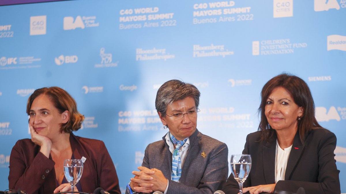 Las alcaldesas de Barcelona, Alda Colau (i); de Bogotá, Claudia López; y de París, Anne Hidalgo (d),   durante la Cumbre de Alcaldes, el 20 de octubre de 2022, en Buenos Aires (Argentina). EFE/  