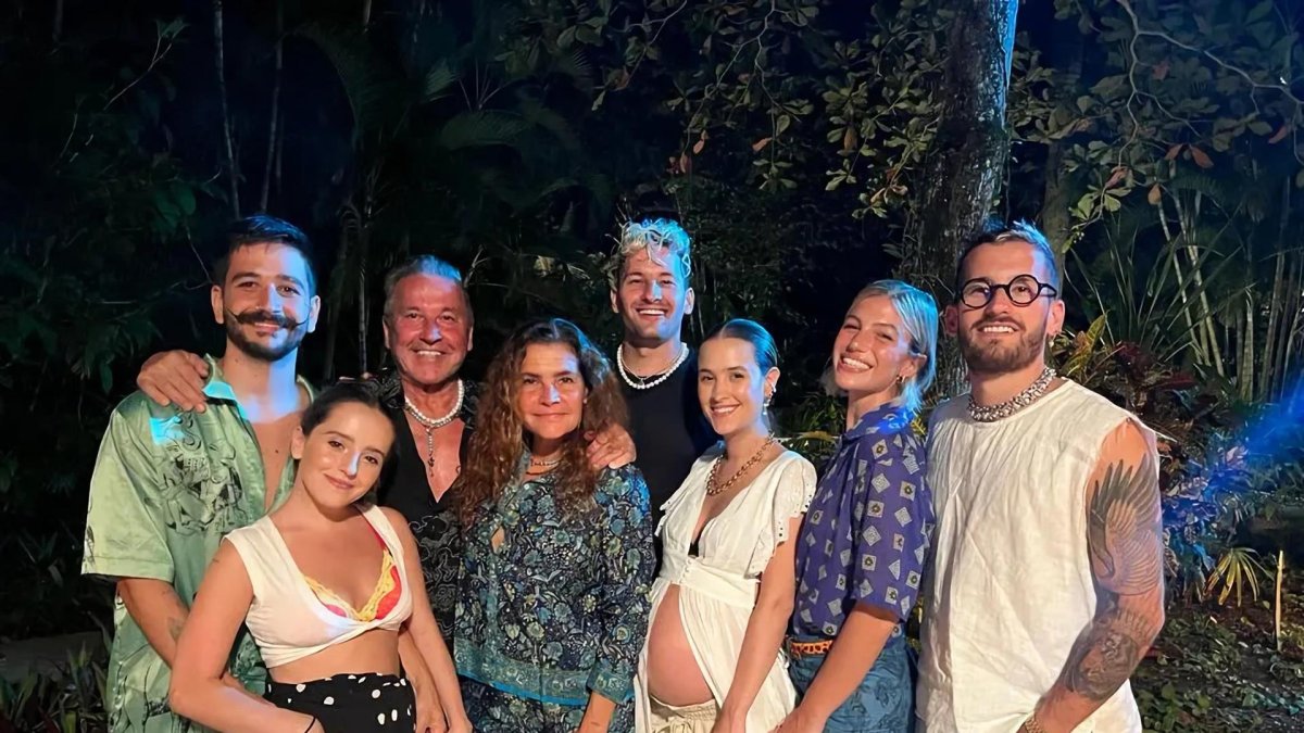 Fotografía cedida por la Fundación The House Project donde aparecen sus fundadores, la familia Montaner y sus cónyuges en Miami (EEUU).