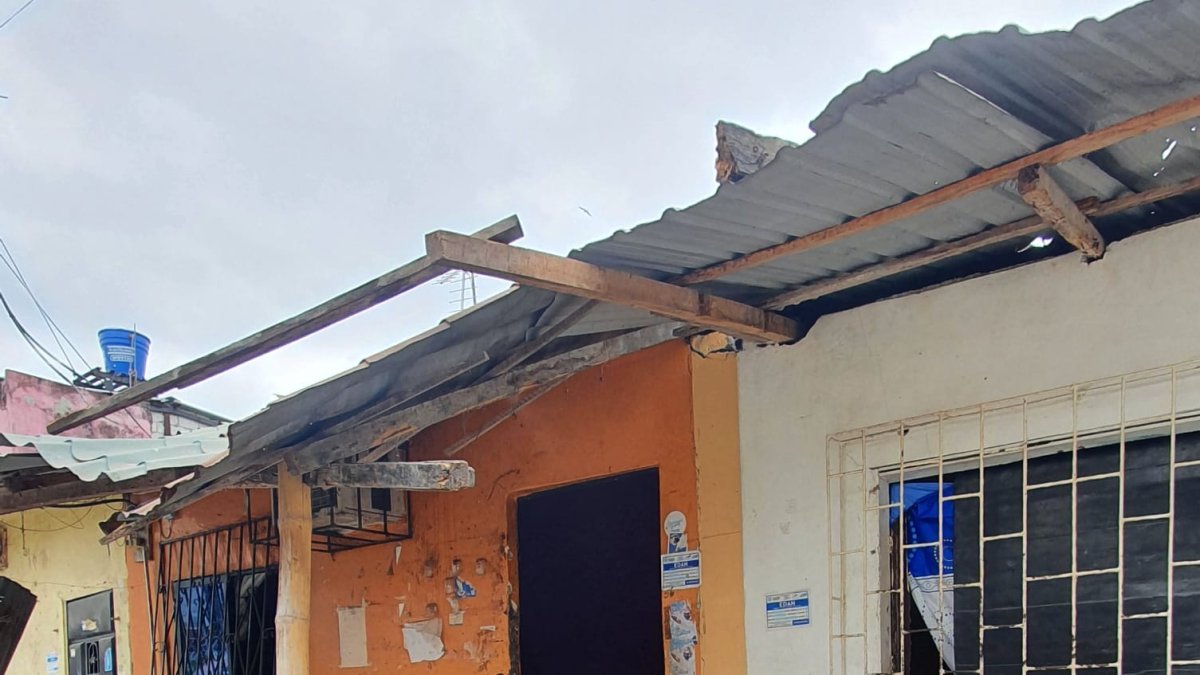 Escenario. Joffre, uno de los afectados por el atentado, espera junto a su puerta a las brigadas del Gobierno.