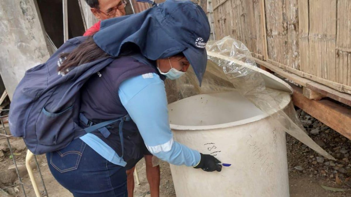 Programa. En la Zona 8 existen brigadas que entregan abatizadores a familias para los tanques de agua.