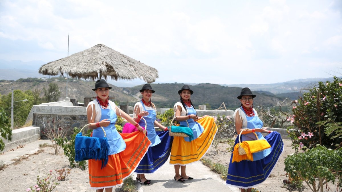 Comparsas. Entre los eventos de difusión cultural está incluidas actividades dancísticas y también vinculadas con la gastronomía.