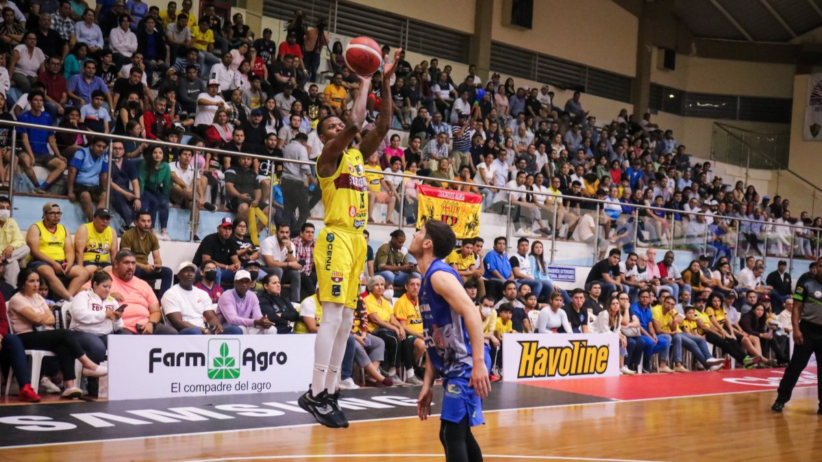 Barcelona (amarillo) perdió ante Jorge Guzmán, en el segundo duelo de la final de la Liga BásquetPro.