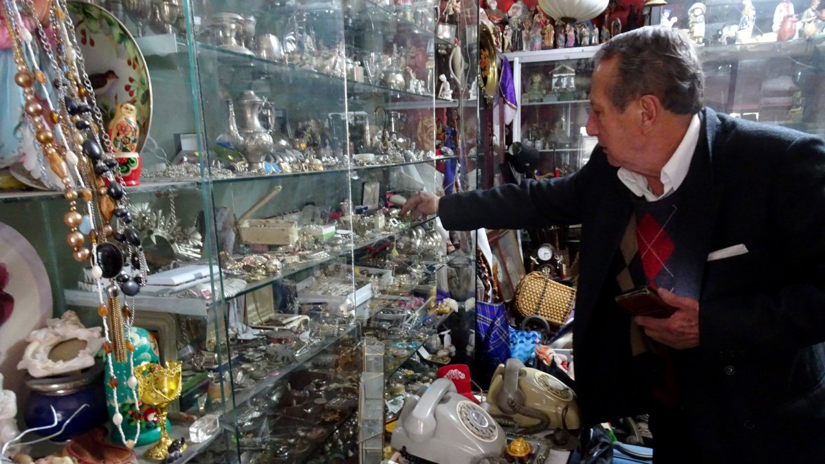 Cuenca. Oswaldo Jiménez Rodríguez es un maestro de escuela jubilado, aparece rodeado de antigüedades.