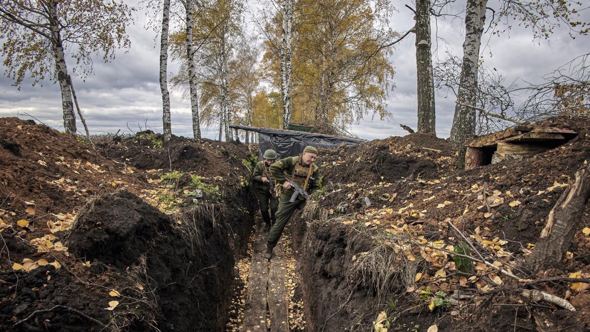 Militares de la Guardia Nacional de Ucrania en la posición al norte de la región de Jarkov, en el noreste de Ucrania, el 21 de octubre de 2022.