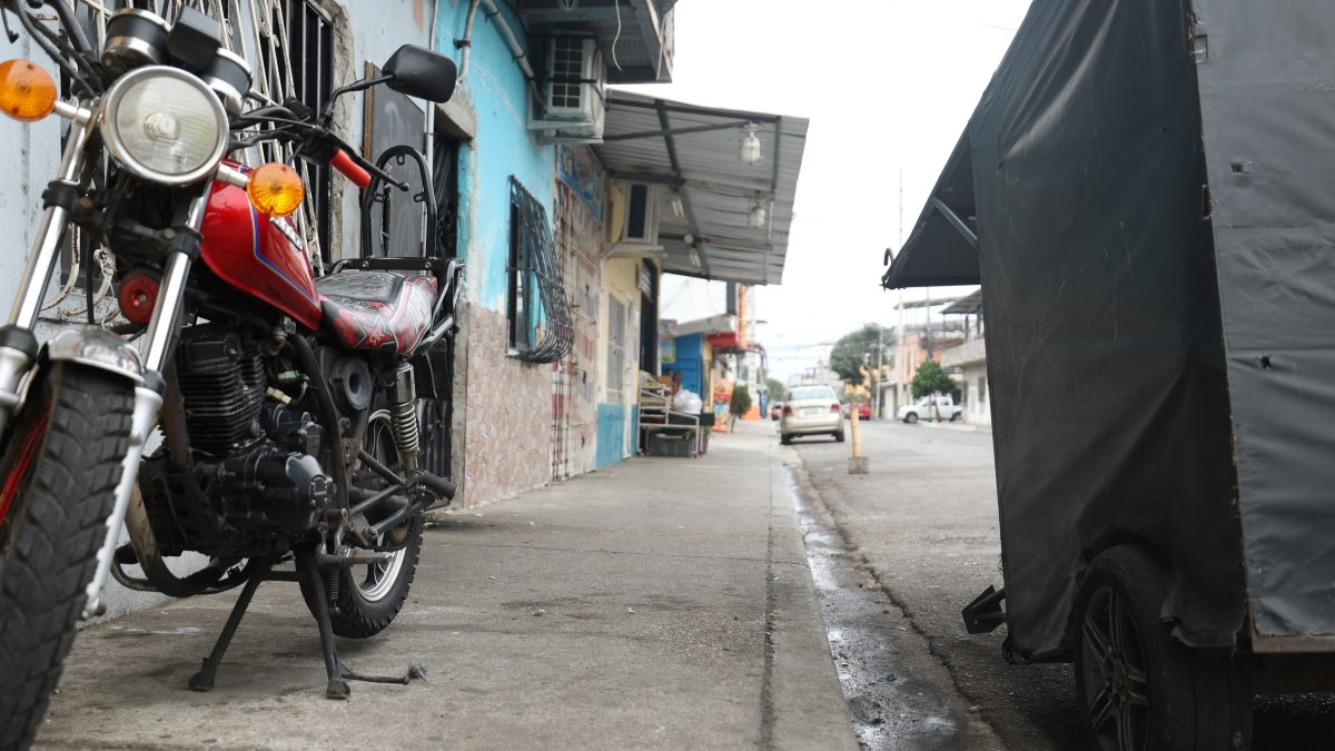 Violencia. En esta vereda vende almuerzos y meriendas la mujer baleada junto a su niña de 12 años.