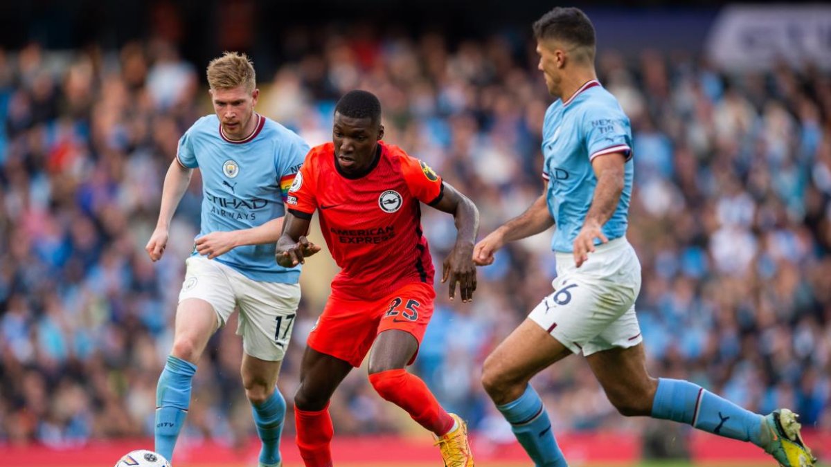 El ecuatoriano Moisés Caicedo (25) disputa la pelota con Kevin de Bruyne (17) y Rodrigo.