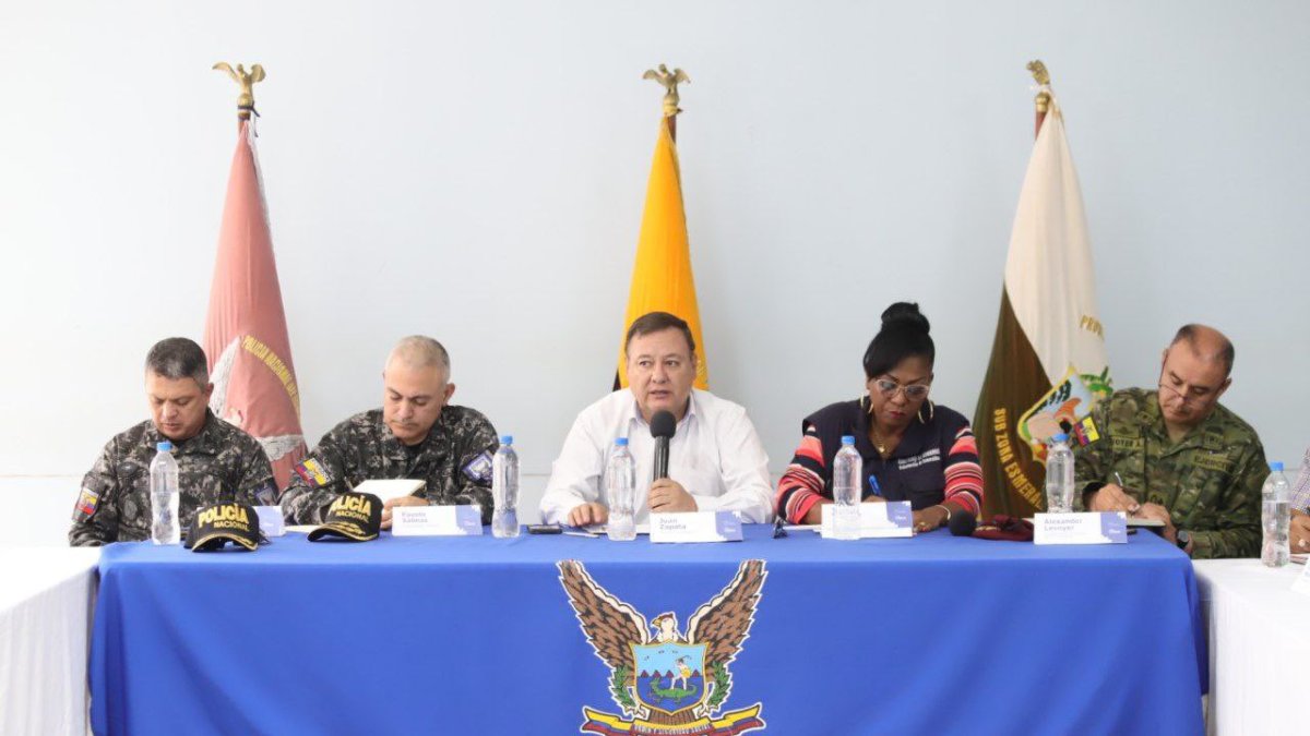 Reunión. El ministro del Interior Juan Zapata llegó junto a la cúpula policial para detallar las acciones que realizaran para frenar la delincuencia.