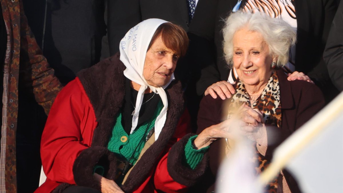 Fotografía de archivo fechada el 2 de septiembre de 2022 que muestra a la presidenta de las Abuelas de Plaza de Mayo, Estela de Carlotto (d), y otra de sus compañeras en una manifestación en apoyo a la vicepresidenta argentina Cristina Fernández de Kirchner, en la Plaza de Mayo en Buenos Aires (Argentina).