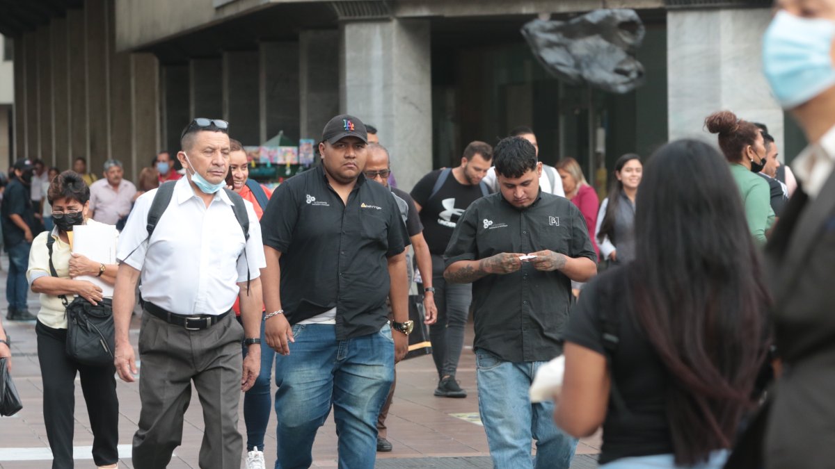 Postales. 1. En la vía pública es común ver a la mayoría de ciudadanos sin una mascarilla, como en el centro de Guayaquil. Eso dejó de ser una obligación, pero se mantiene en espacios cerrados. 2. En el Malecón 2000, visitantes pasean sin un cubrebocas. Otros sí lo llevan puesto.
