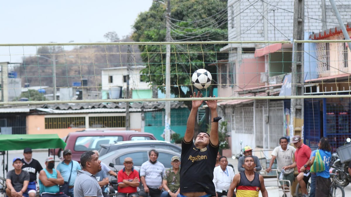 Tres jugadores por equipo alinean. No importa la edad, ni la cancha.