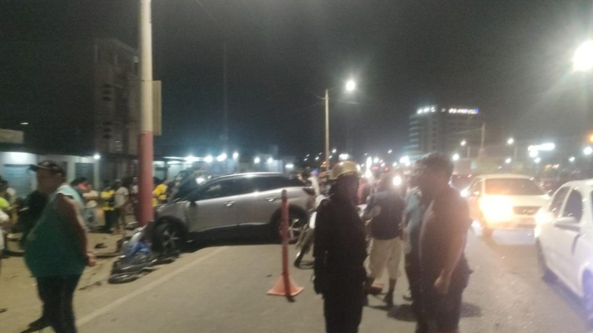 Investigación. Las autoridades realizan pericias en este caso para determinar quien cometió la infracción que desató el accidente.