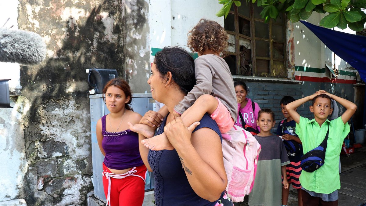 Una familia de migrantes de origen venezolano, retornan a su país el 21 de octubre de 2022, por la fronteriza ciudad de Tapachula, estado de Chiapas (México).