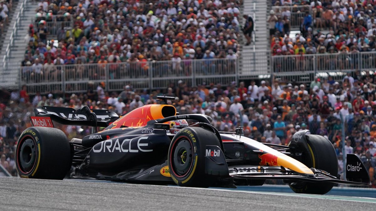 Ni Lewis Hamilton pudo quitarle el triunfo a Verstappen.