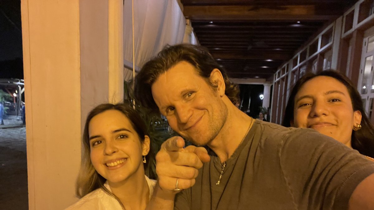 Matt Smith en una de las decenas de fotos que se tomó con sus fans en Guayaquil.