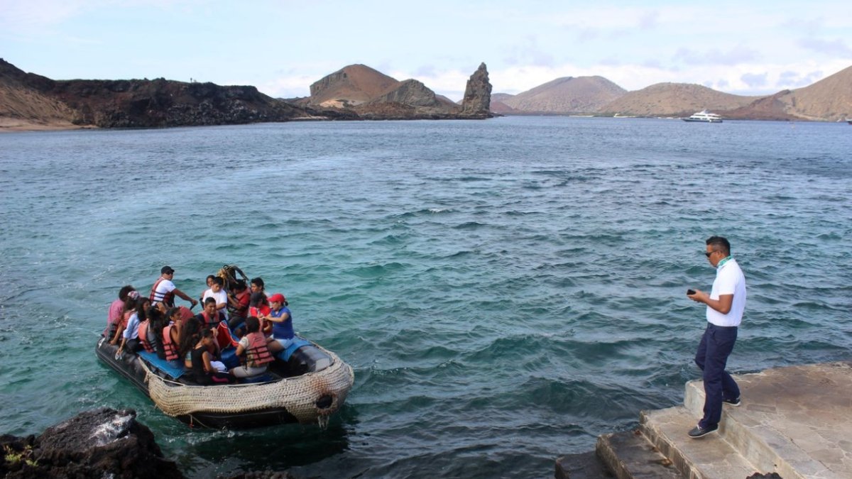 Reporte. El barco se desplazaba por la isla Santa Cruz haciendo turismo