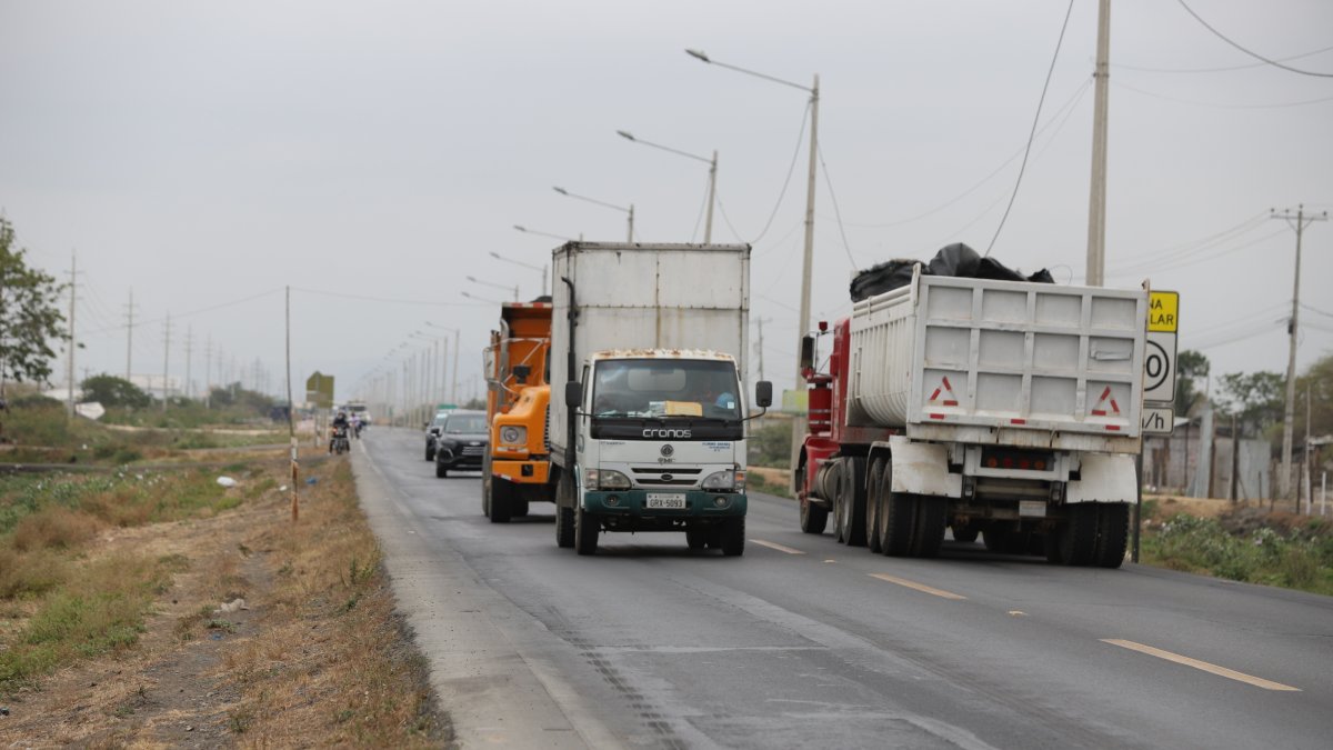 Panorama. Los conductores reclaman que la vía es angosta, por lo que solicitan que se la amplíe totalmente. En la arteria pasa, en su mayoría, carros pesados y extrapesados.