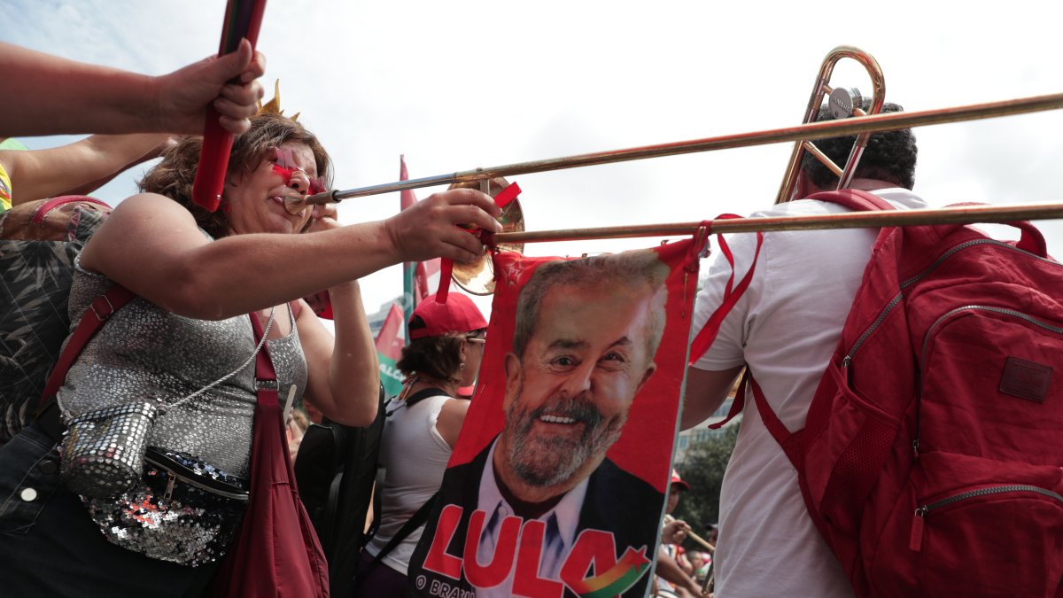 Comparsas carnavalescas, respaldadas por movimientos sociales que apoyan la candidatura del expresidente Luiz Inácio Lula da Silva, se tomaron las calles del barrio playero de Copacabana, en Río de Janeiro.