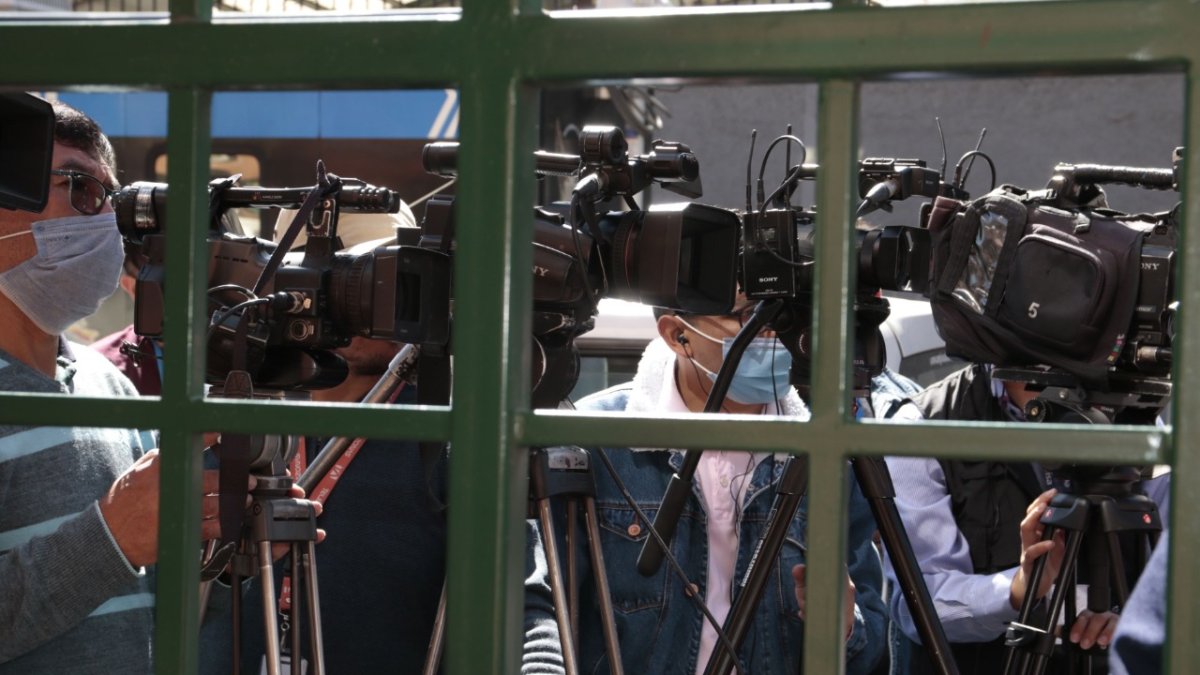 Actividades. Los trabajadores de los medios durante una cobertura de prensa efectuada en la capital.