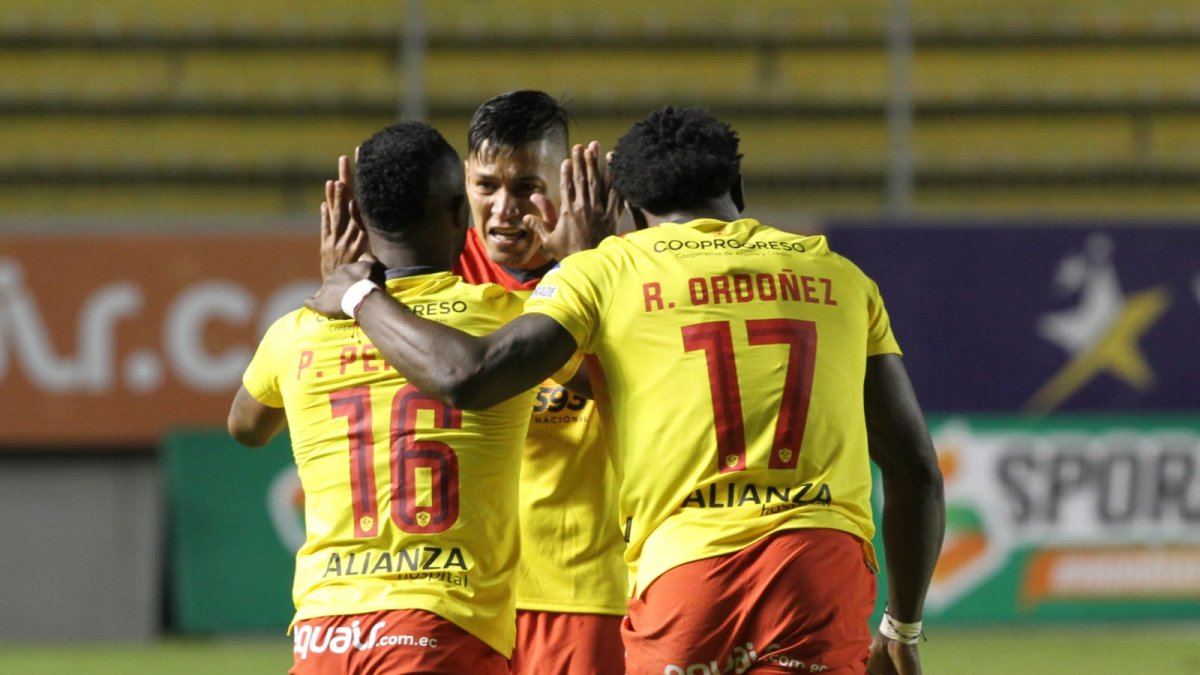 Los jugadores de Aucas festejan la clasificación a la final de la LigaPro 2022.