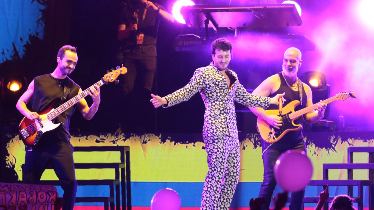 Sebastián junto a sus músicos Pablo y Toby.