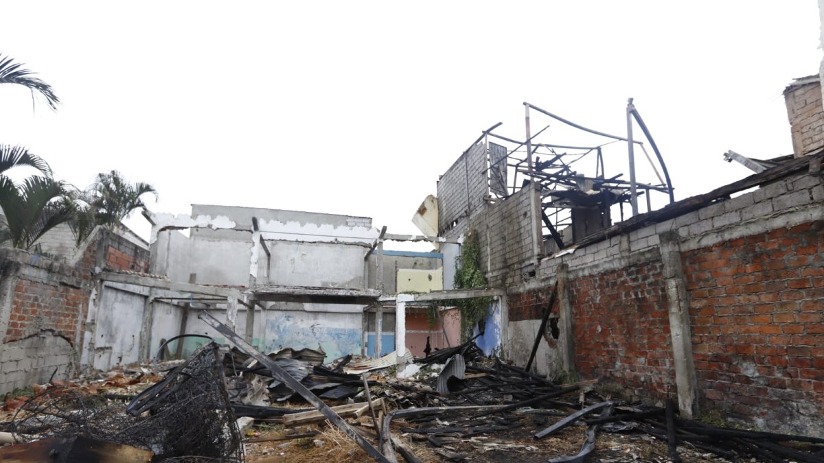 Un incendio se produjo en la madrugada de este lunes 24 de octubre en el sector de la Playita del Guasmo.
