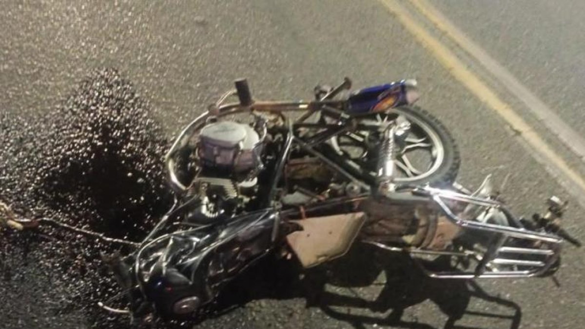 Los cadáveres de las cuatro víctimas quedaron sobre la calzada, junto a las motocicletas.