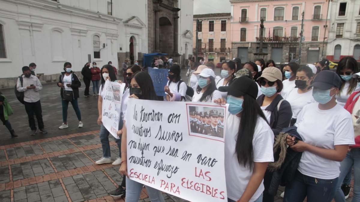 Protesta. Un medio centenar de aspirantes a policías marcharon al Palacio de Gobierno.