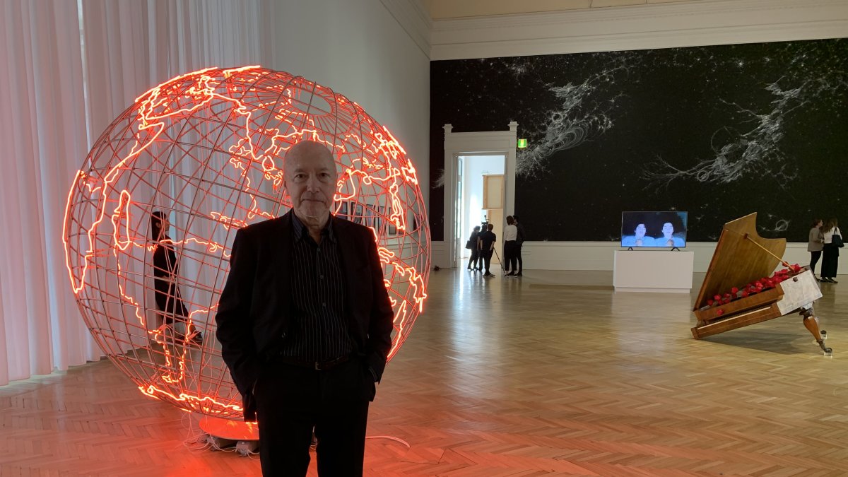 El curador cubano Gerardo Mosquera posa para los fotógrafos durante la exposición 