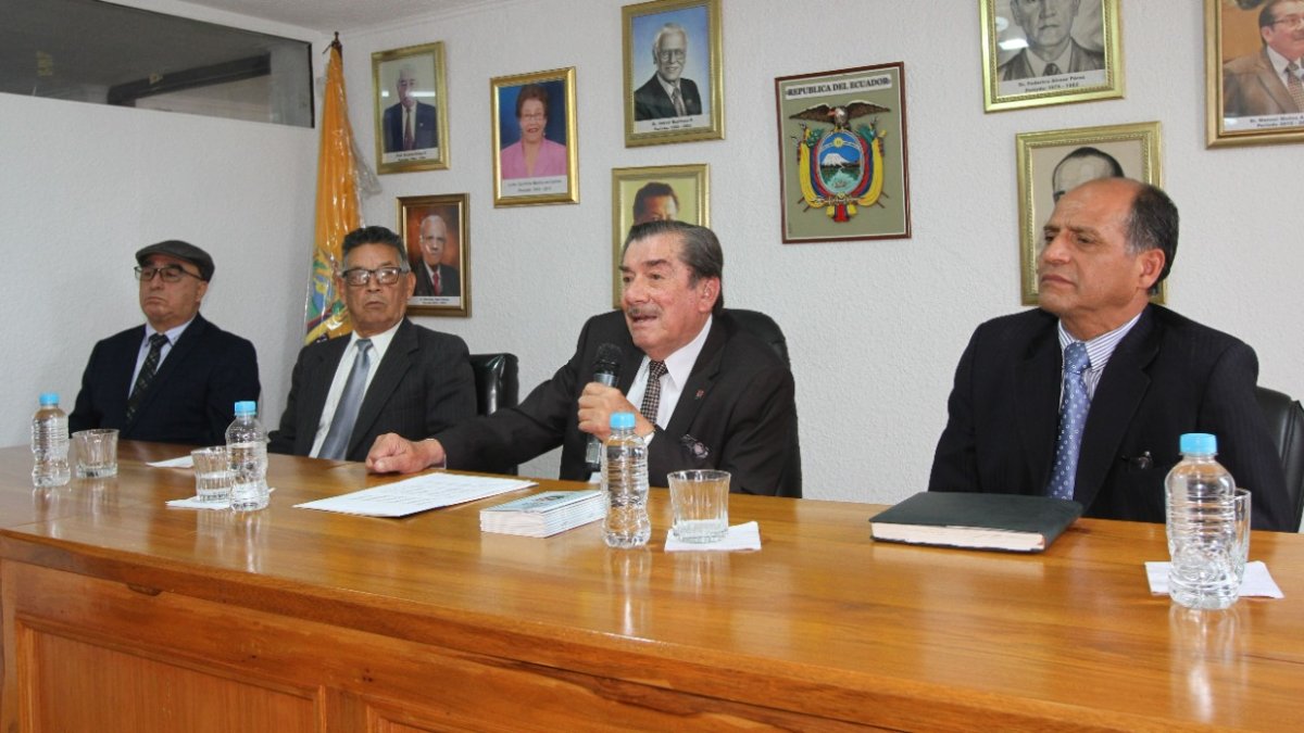 Manuel Muñoz (c), presidente de  la Confederación Nacional de Jubilados y Pensionistas de Montepío.