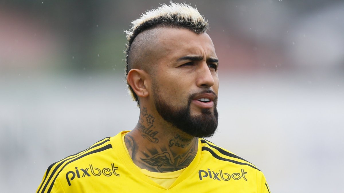 Arturo Vidal, volante chileno de Flamengo, está en duda para la final.