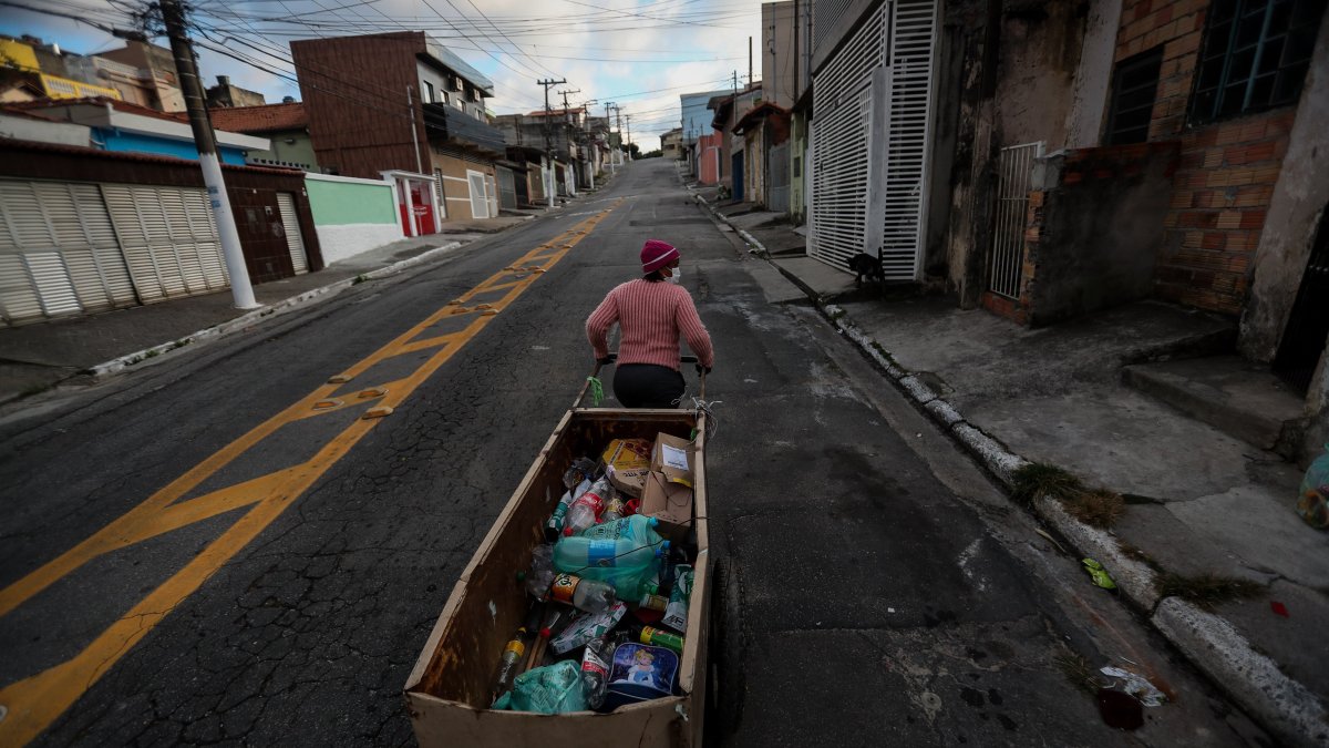Fotografía de archivo de una mujer que realiza labores de reciclaje