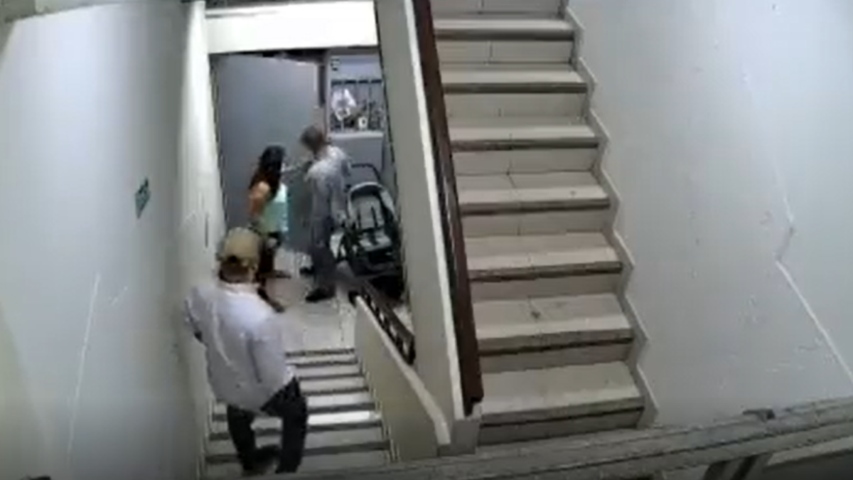 Una de las mujeres que se hizo pasar por clienta, dejó entrar a dos hombres.