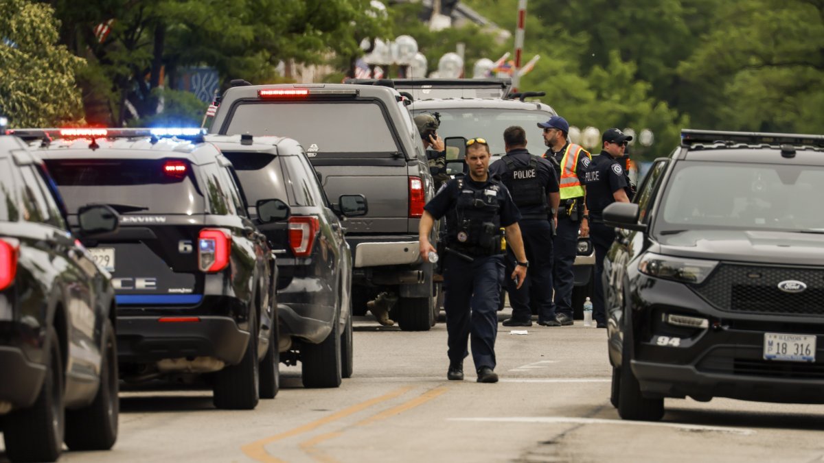 Oficiales de policía permanecen en la escena de un tiroteo en Estados Unidos, en una fotografía de archivo.