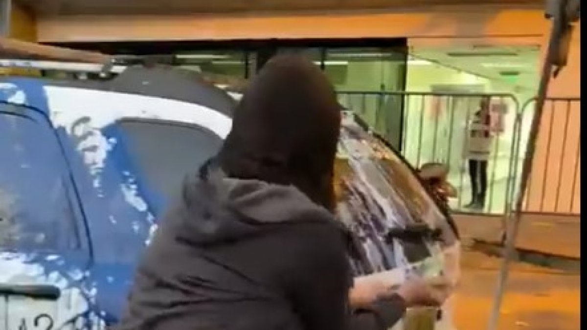 El 13 de junio, en medio de las protestas contra el gobierno, un grupo de jóvenes vandalizó un patrullero.