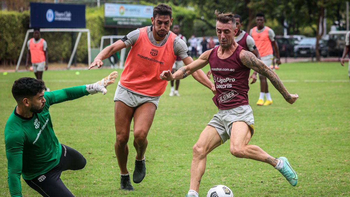 Práctica. Damián Díaz (d), Bruno Piñatares y Víctor Mendoza, en la cancha del Anexo.