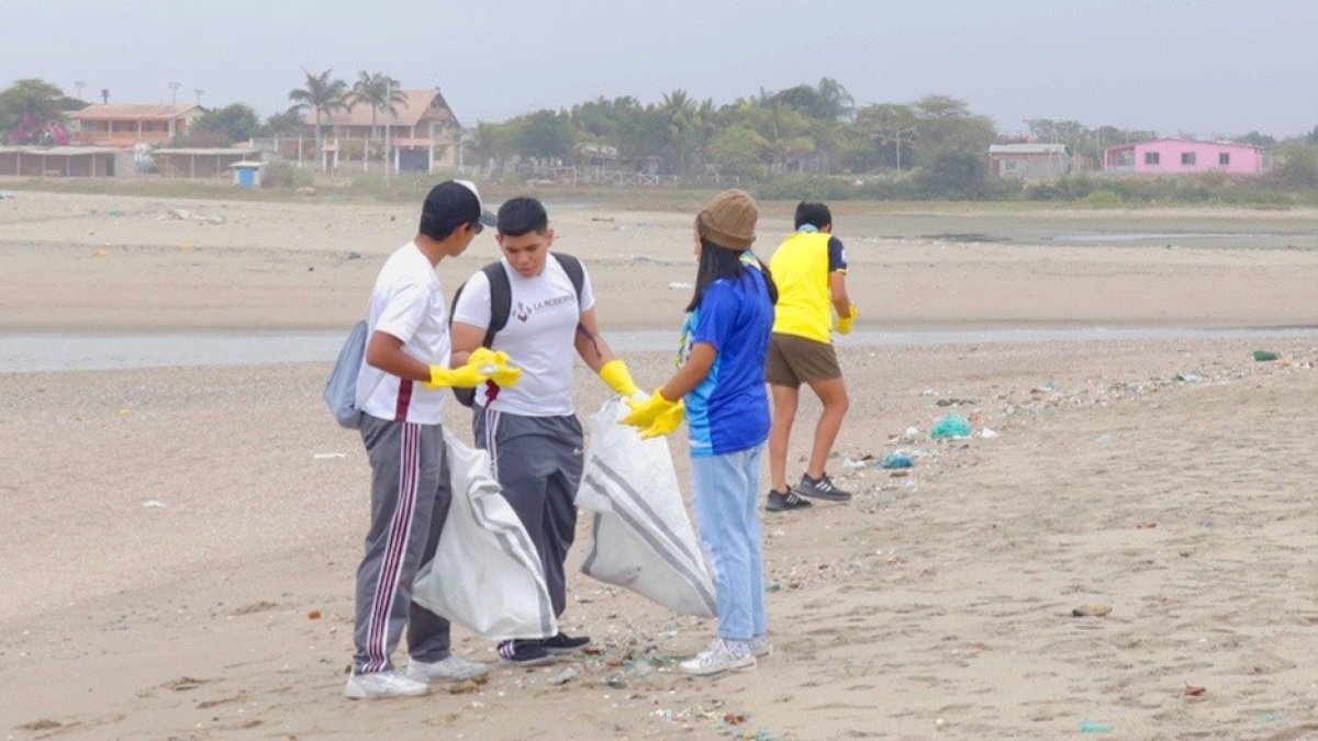 Los estudiantes de La Moderna realizaron la recolección de los desechos el sábado pasado.